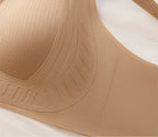 High-quality Soft Support Women's Underwear Is Supported By A Small Breast, Showing A Large, Traceless and Beautiful Back Bra
